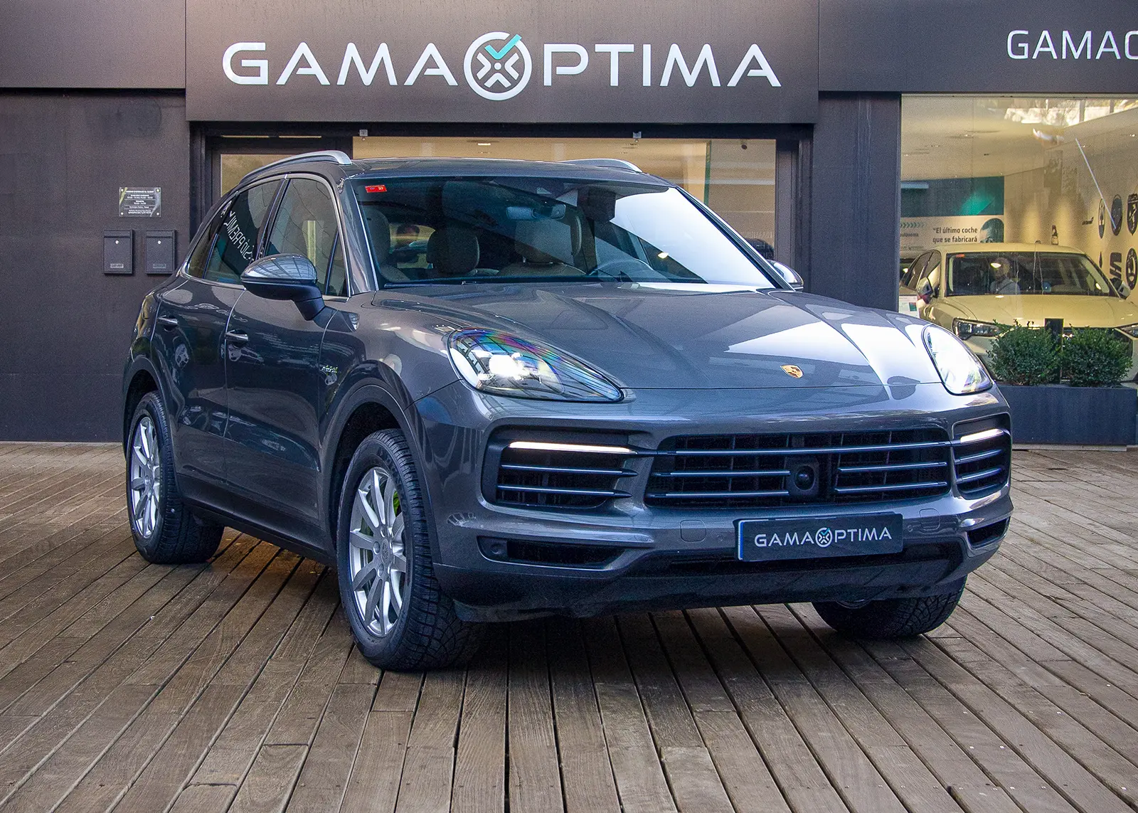 Porsche Cayenne 3.0 E-Hybrid entregado por Gama Óptima